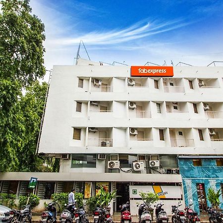 Fabexpress Kalyan - Nr Dairy Dan Circle Hotel Vadodara Exterior photo