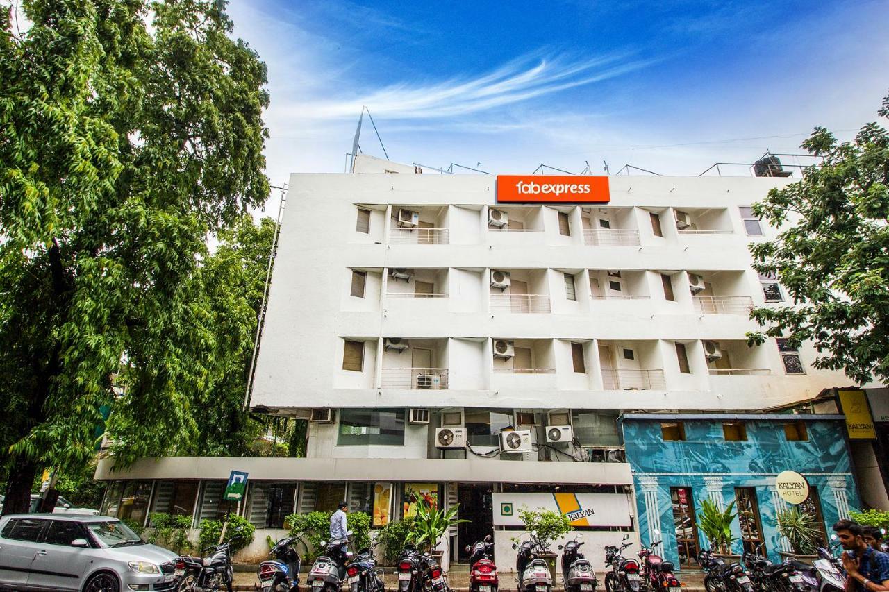 Fabexpress Kalyan - Nr Dairy Dan Circle Hotel Vadodara Exterior photo